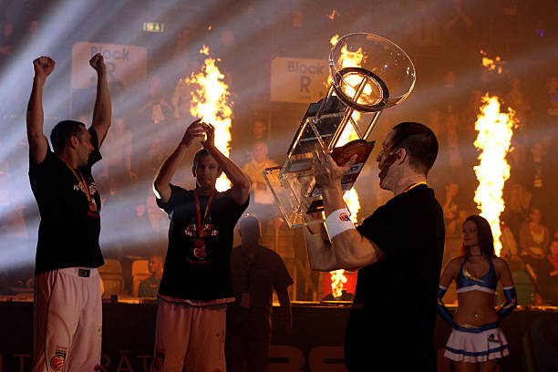 独立报：利物浦和切尔西想签19岁后卫赫伊森，面临皇马的竞争.